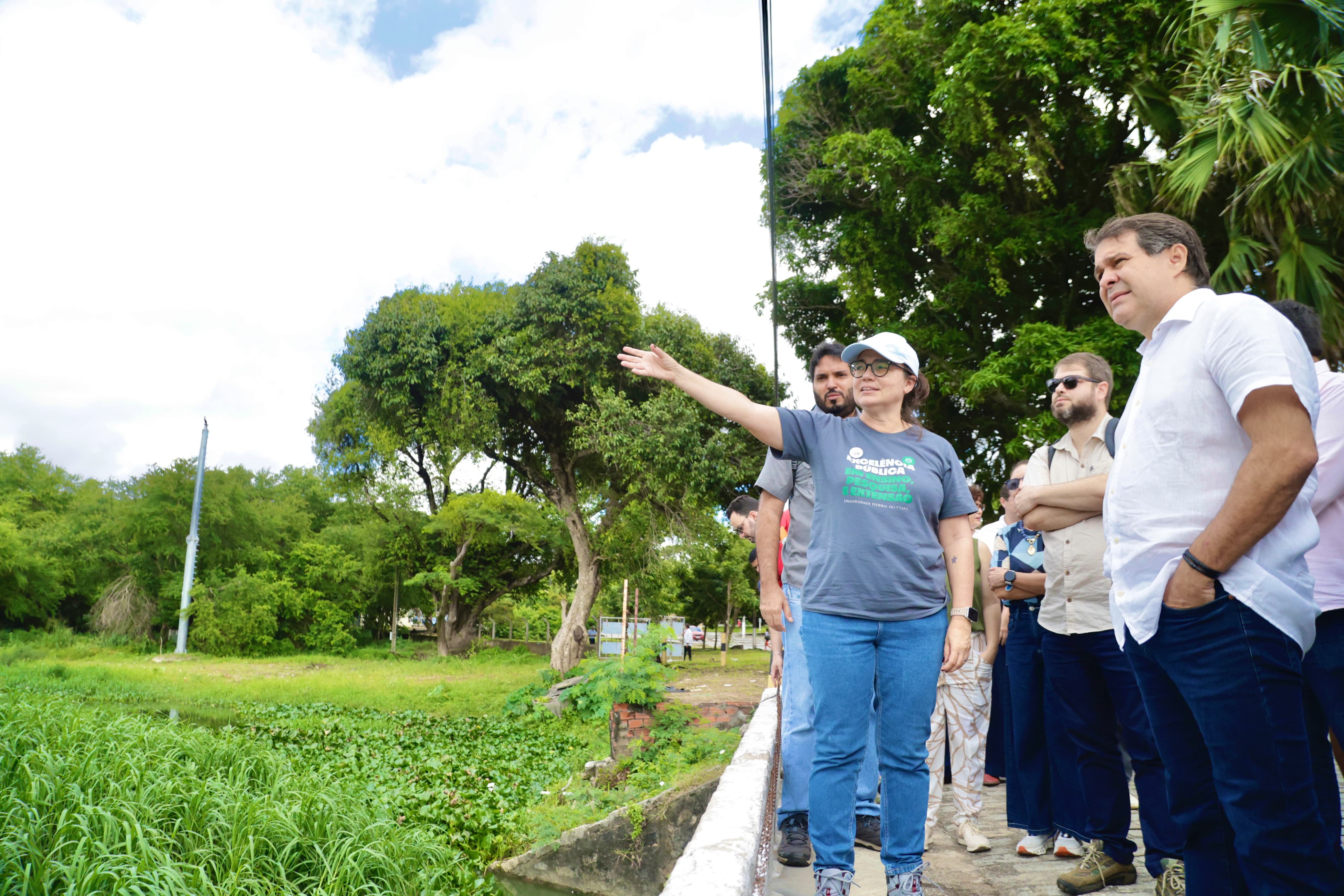 prefeito evandro em uma área verde do campus do Pici
